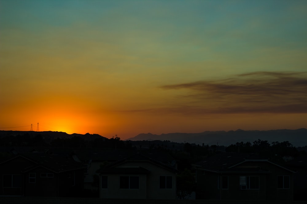silhouette di case durante il tramonto