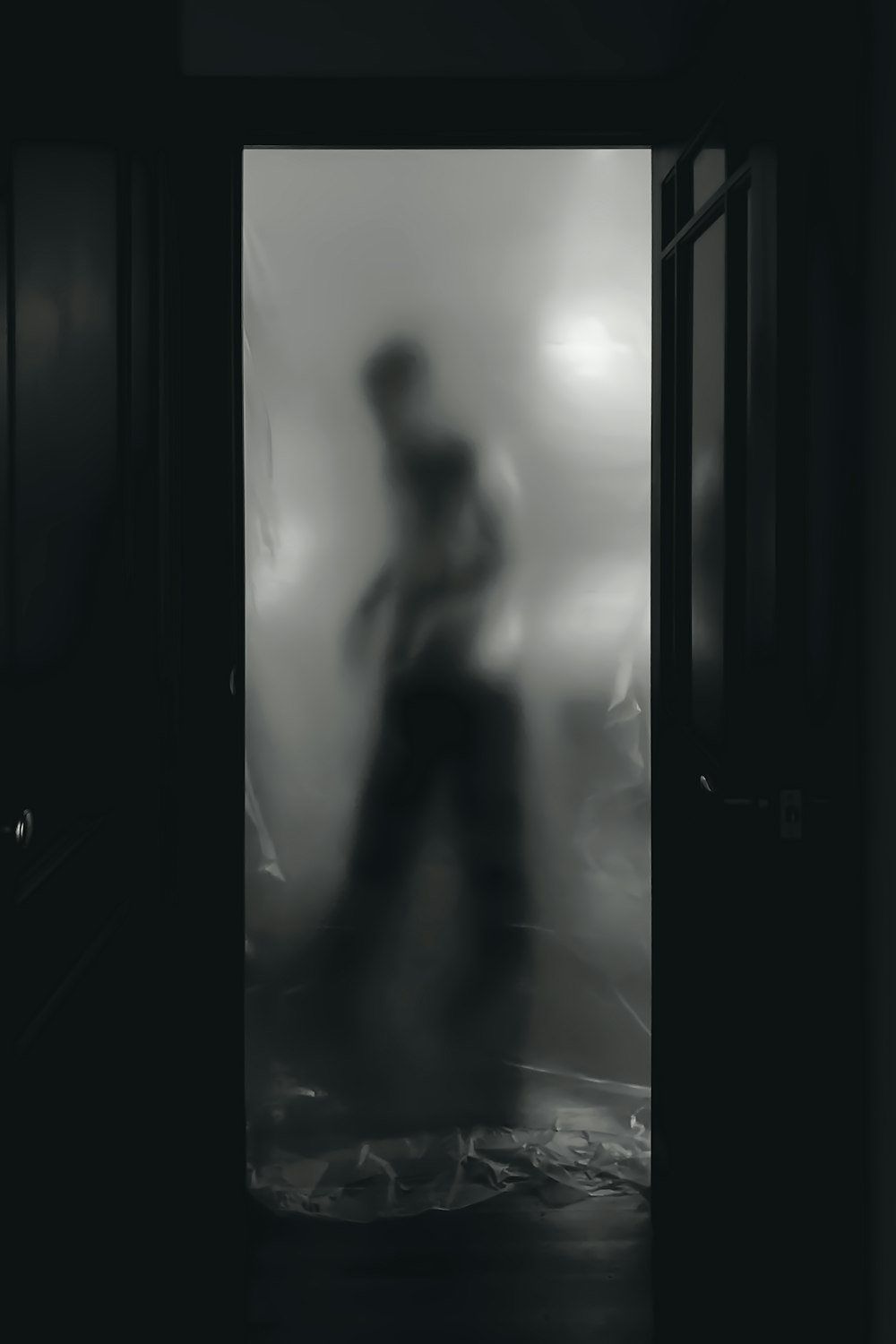 donna in canotta nera in piedi davanti allo specchio