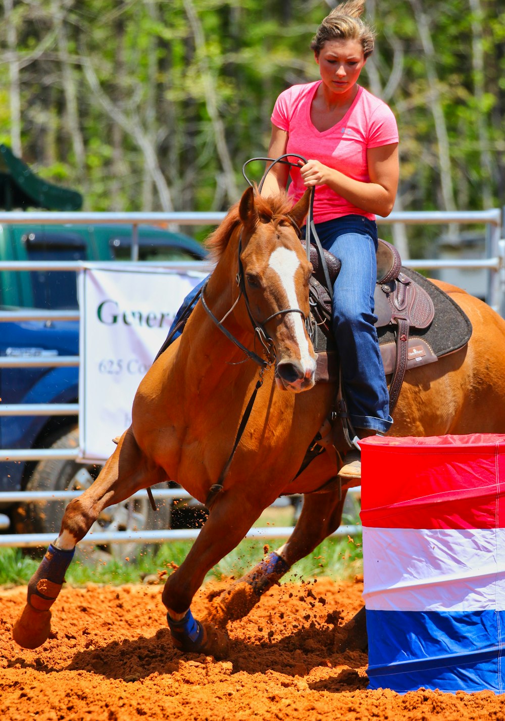 fille en t-shirt rose équitation cheval marron pendant la journée