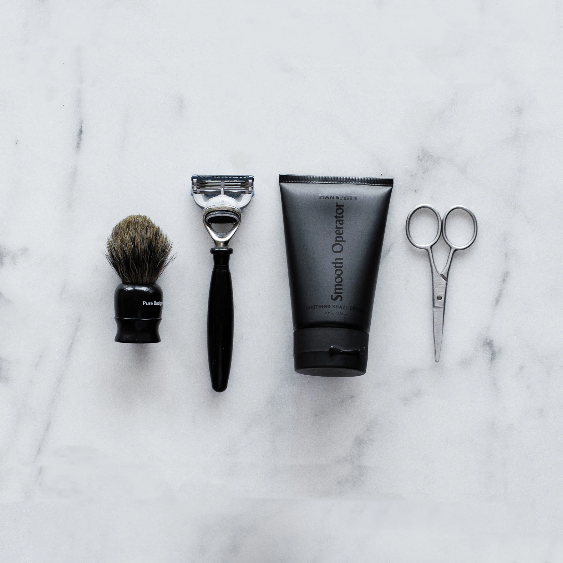 Produits de soin du corps alignés, ambiance épurée, lumière naturelle