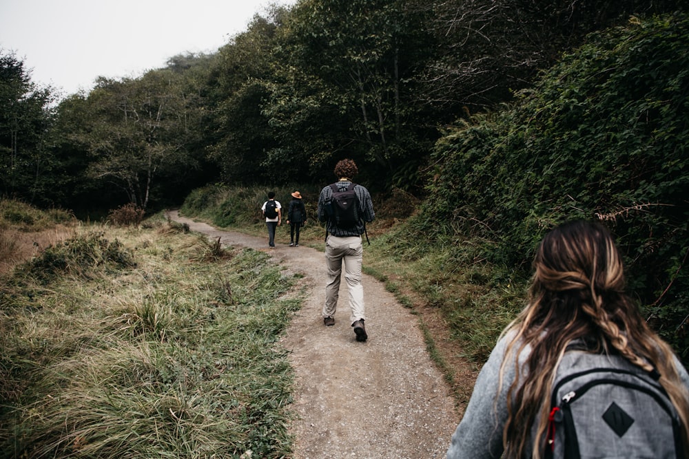 pessoas andando em estrada de terra durante o dia