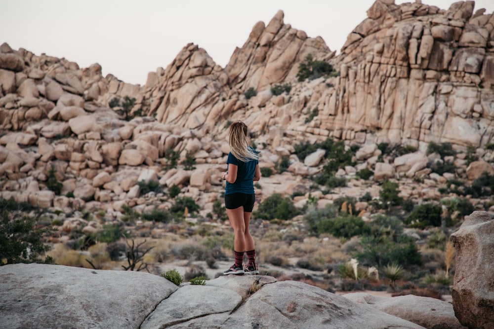 Frau in schwarzem Tanktop und schwarzen Shorts tagsüber auf dem Rocky Mountain