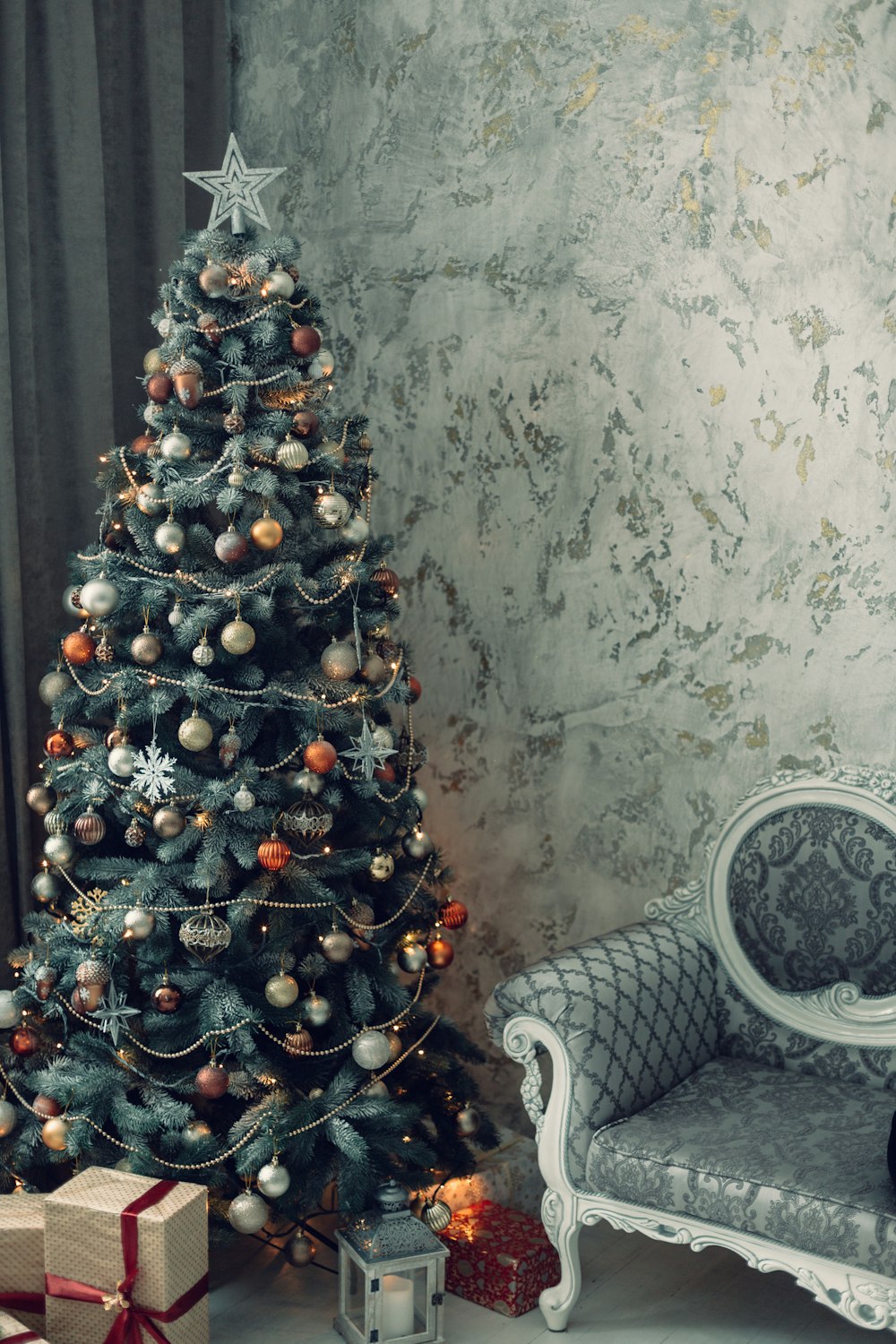 Mùa lễ hội tràn đầy sắc màu và niềm vui. Hãy đón mùa Noel bằng những hình cây thông Noel xanh với quả cầu đỏ và trắng. Hình ảnh sẽ đưa bạn vào thế giới của niềm vui và giáng sinh với những hình ảnh đẹp và tràn đầy sự sống động.