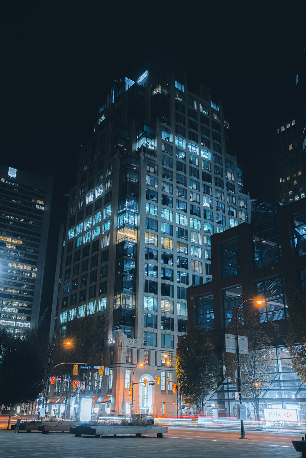 edifício de concreto branco e preto durante a noite