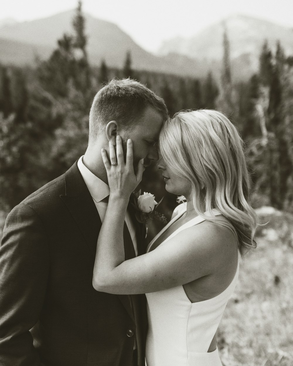 homme et femme s’embrassant dans la photographie en niveaux de gris