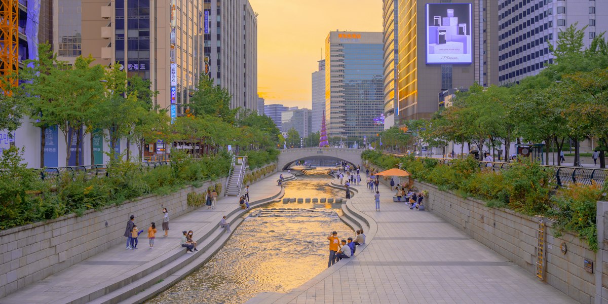 도심 속 청계천 산책로를 걷는 사람들