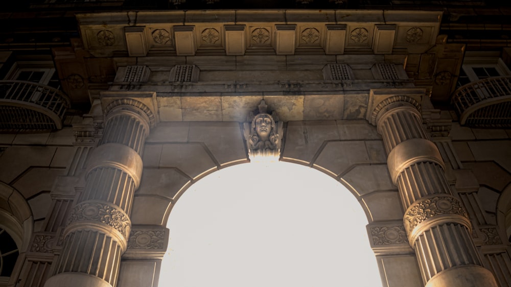 fotografia de baixo ângulo do edifício de concreto marrom