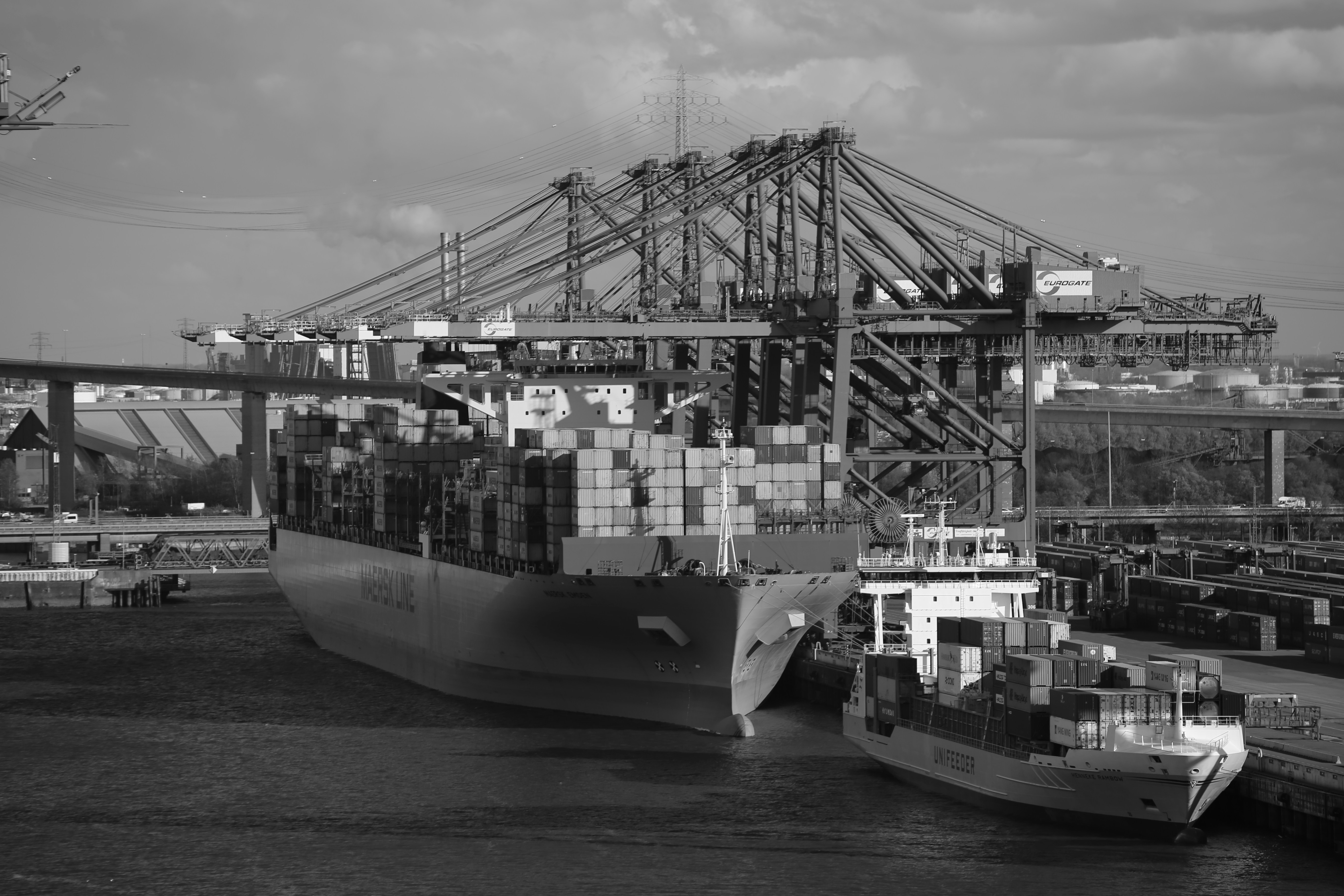 Black and white picture of a vessel leaving the port of Hamburg
