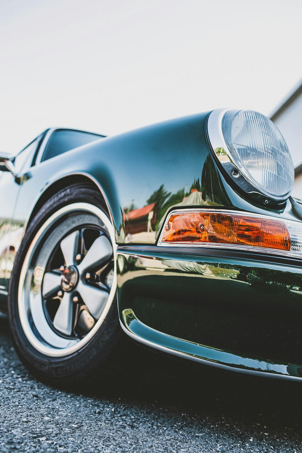 Voiture bleue avec roue chromée