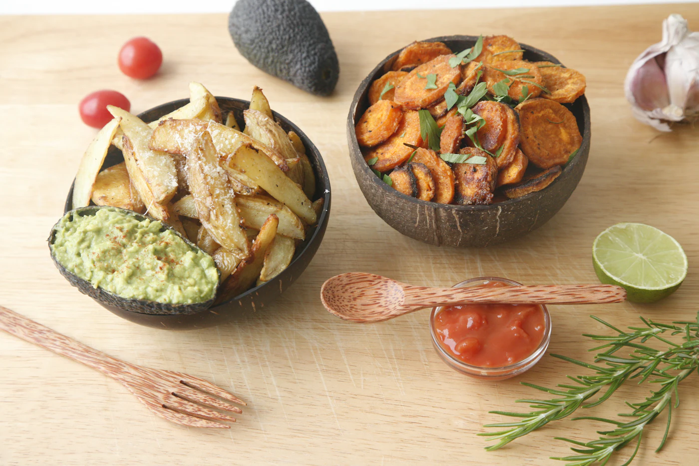 Chips de pomme de terre et de patate douce servies dans des bols en noix de coco