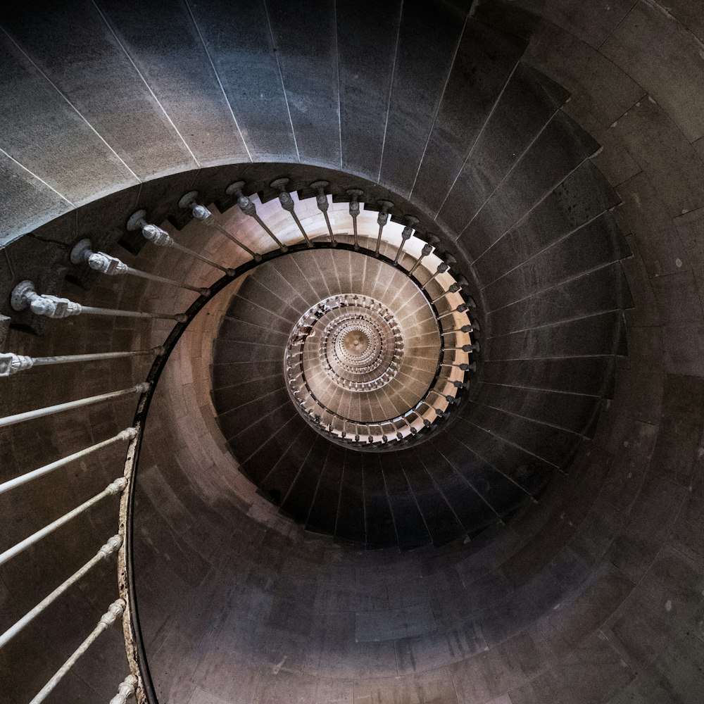 escalera de caracol en blanco y negro