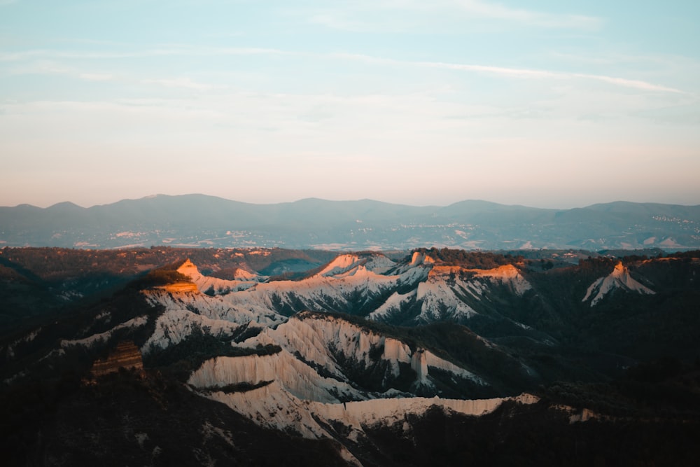 Vista aérea de las montañas durante el día