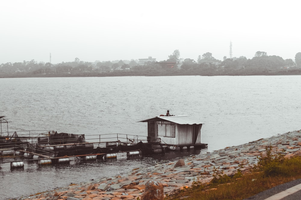 Quai en bois brun sur plan d’eau pendant la journée