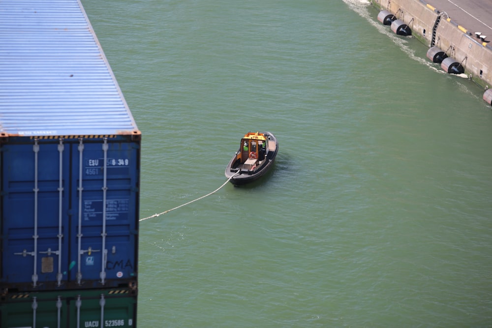 Braunes und schwarzes Boot tagsüber auf dem Wasser