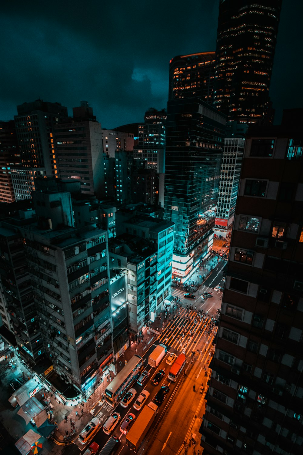 Hochhäuser während der Nachtzeit