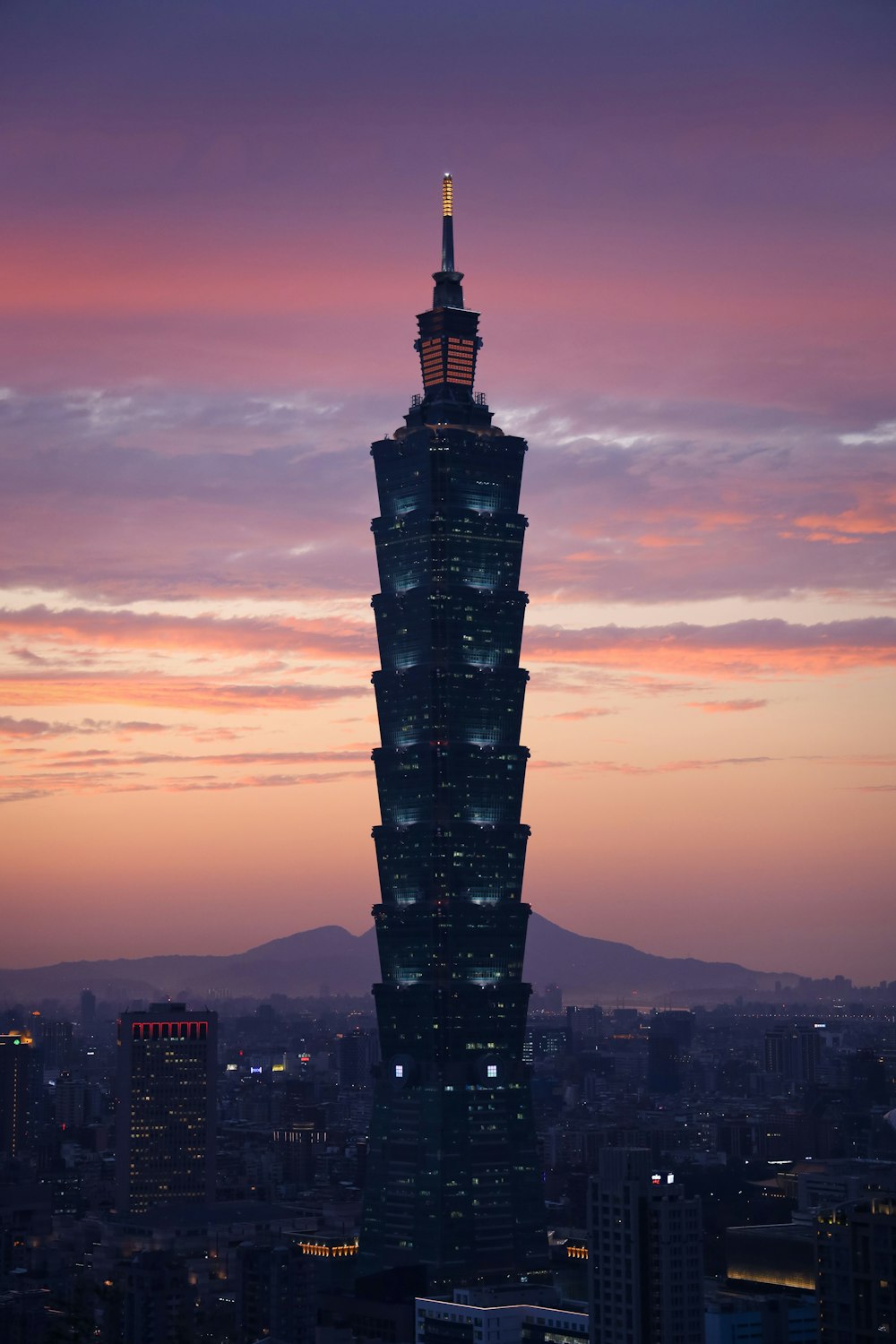 Silueta de la torre durante la puesta del sol