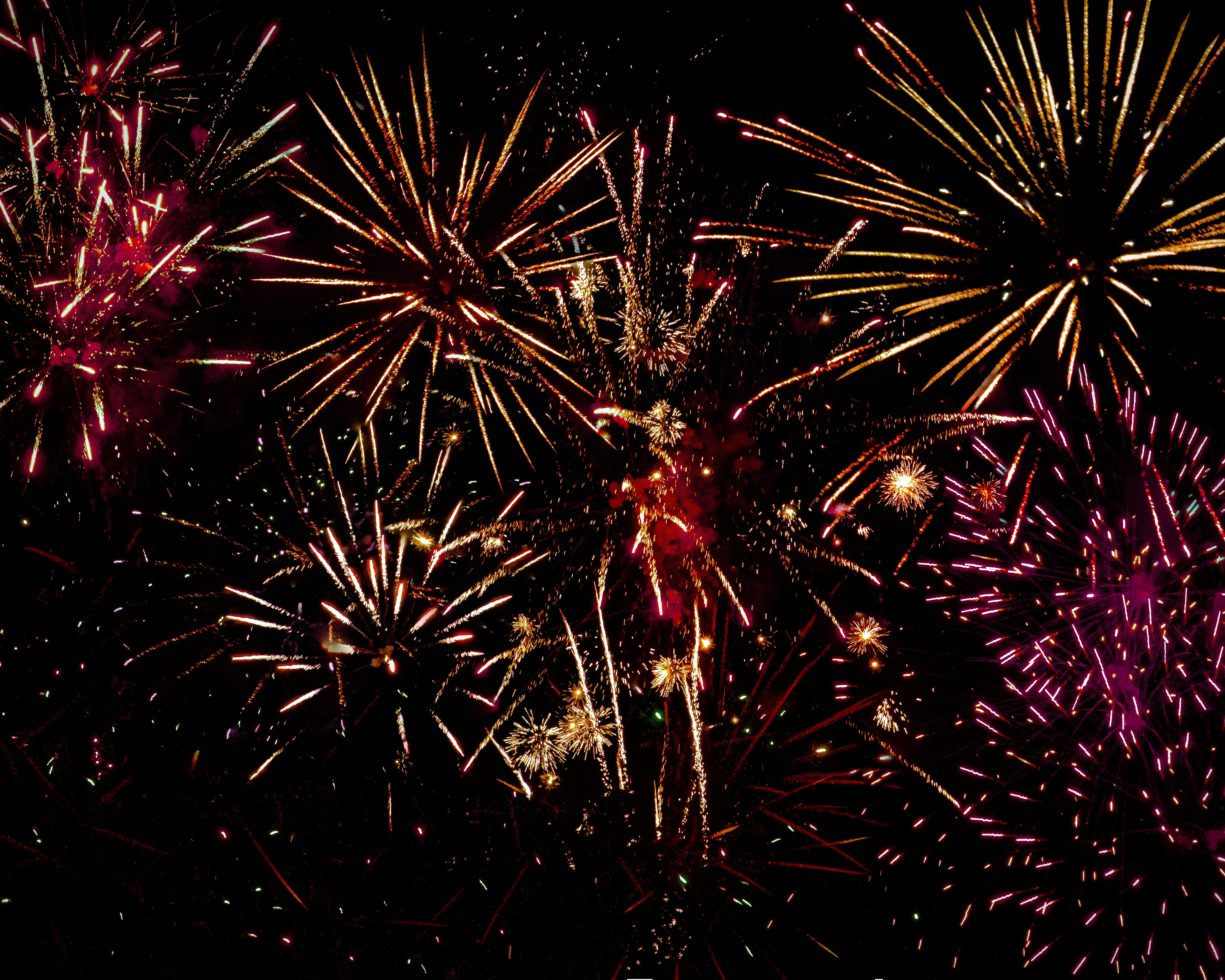 feux d’artifice rouges et blancs pendant la nuit