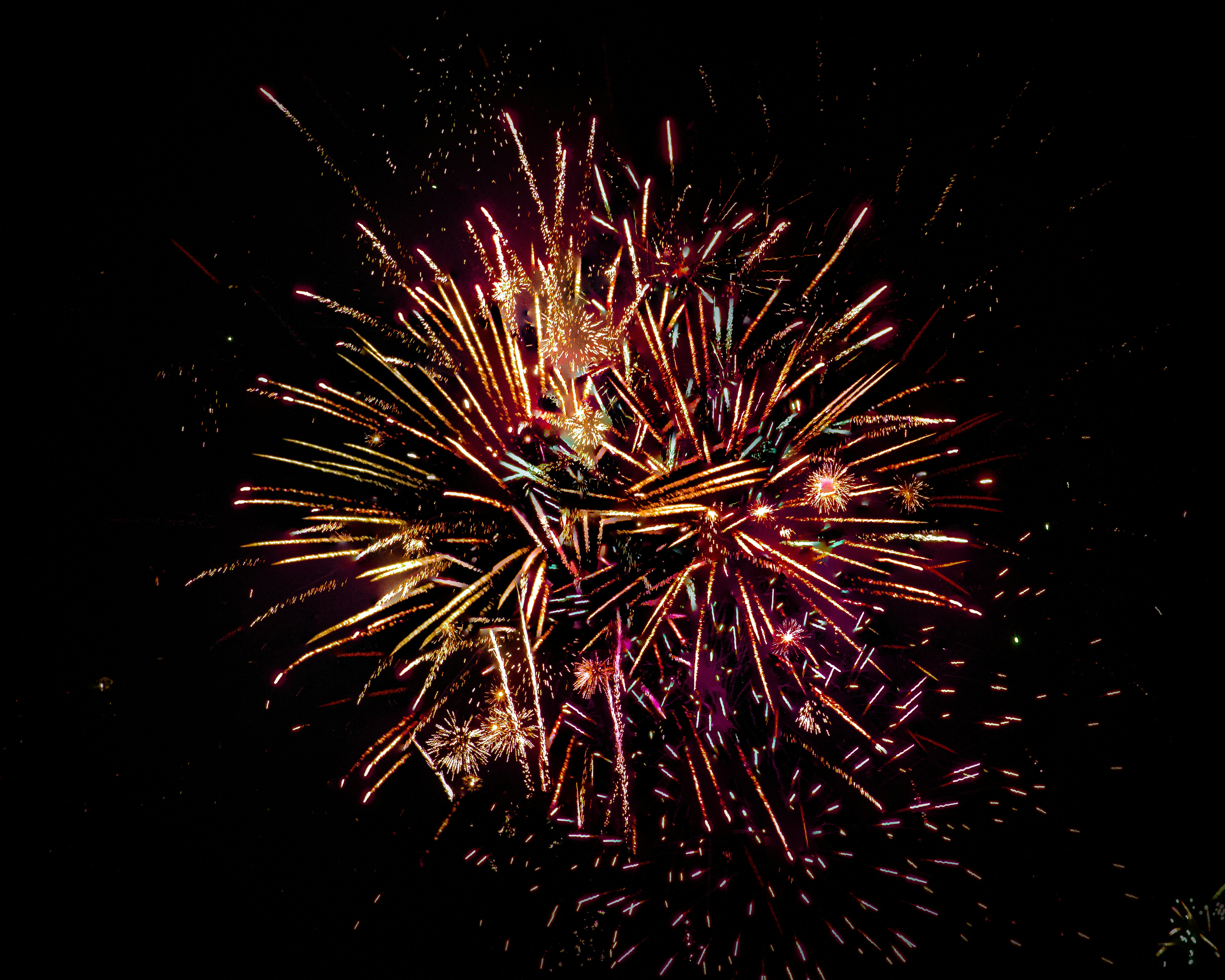 Feux d’artifice rouges et blancs pendant la nuit