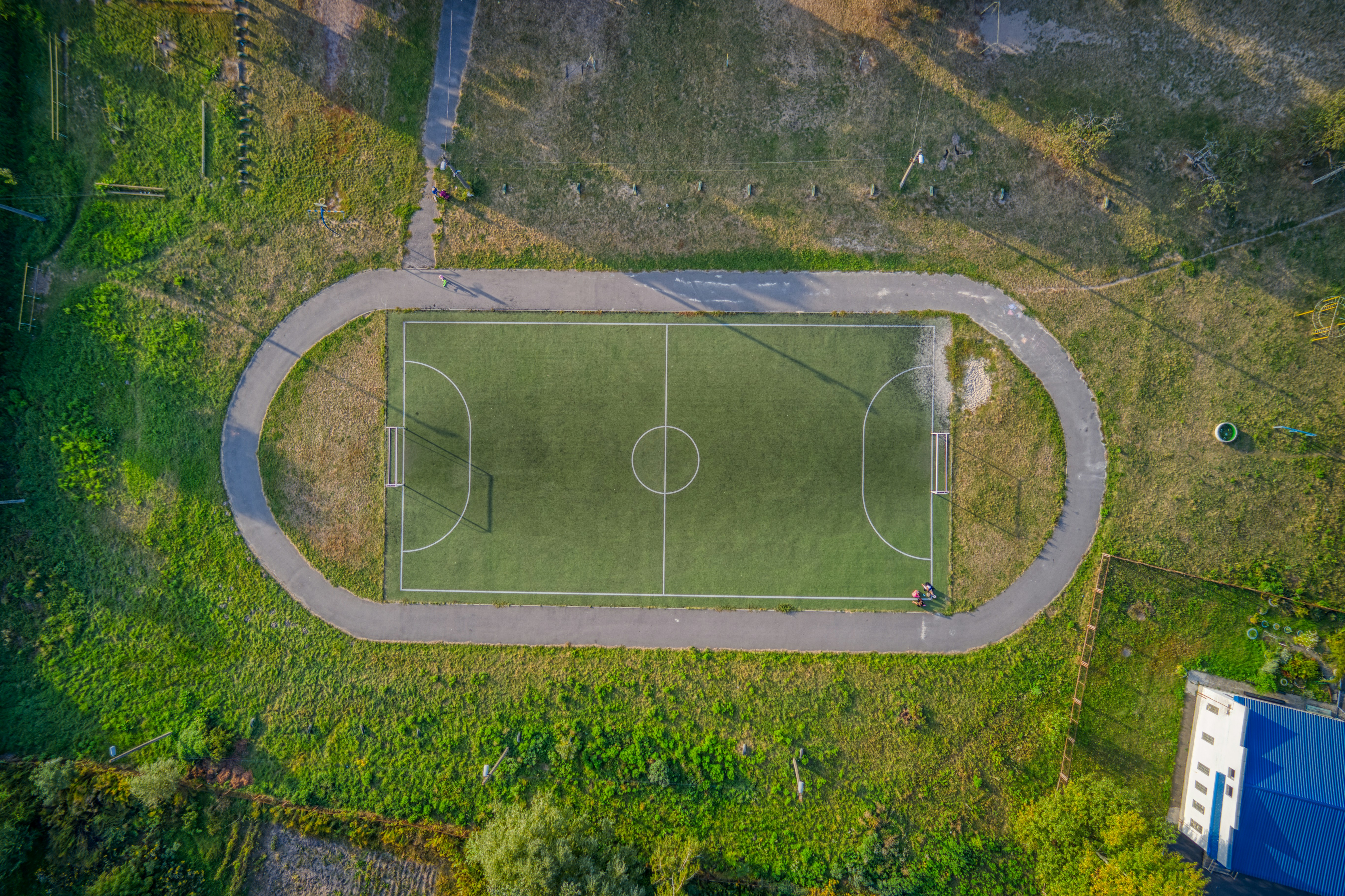 Vista aérea de un partido de fútbol con ambos equipos presionando alto