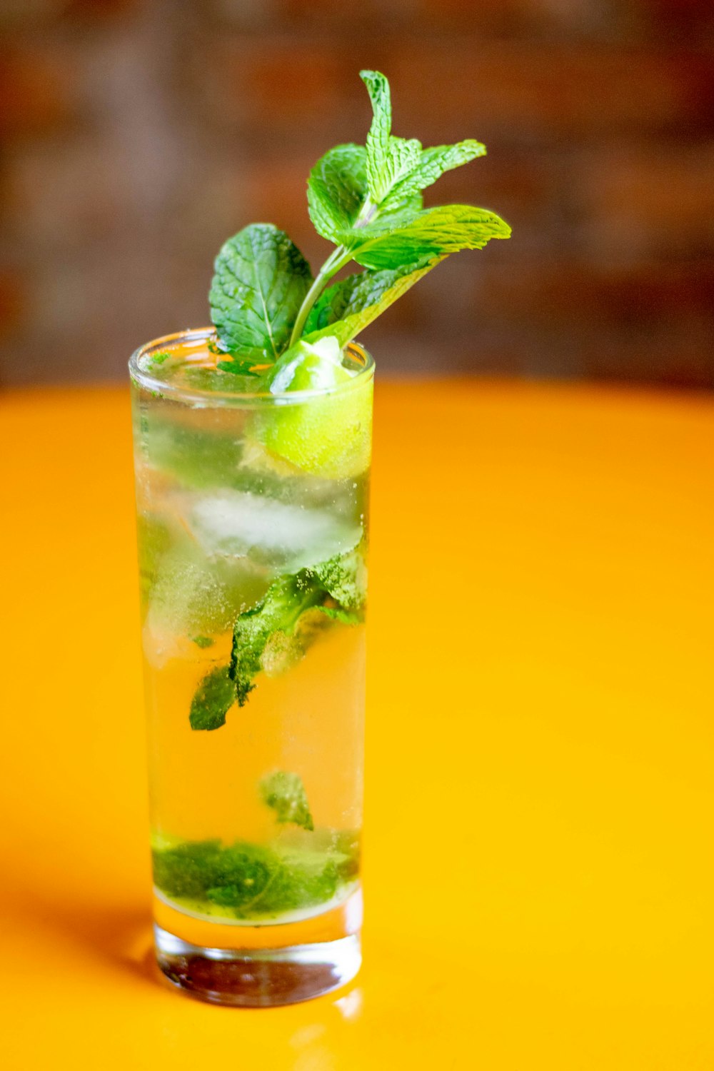 folha verde no copo de beber transparente