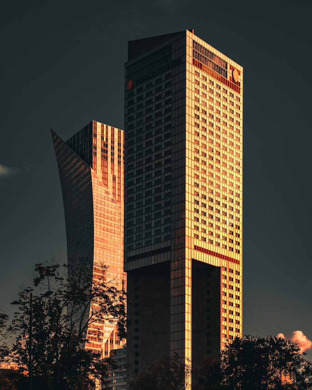 Edificio de hormigón marrón durante la noche