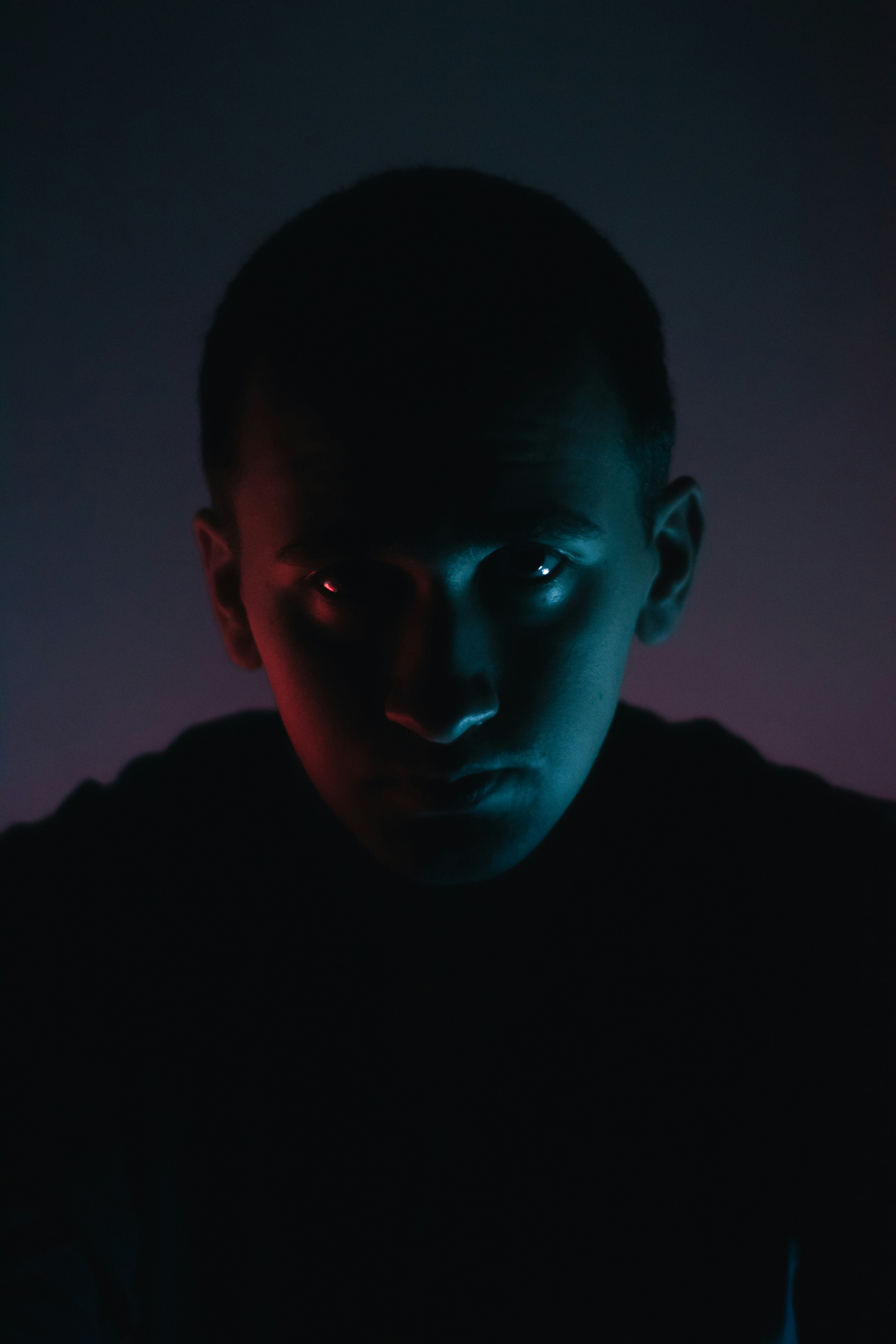 Mann in schwarzem Rundhalsshirt