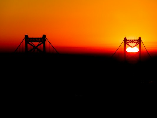 Golden hour over bridge during sunset — Philadelphia, United States