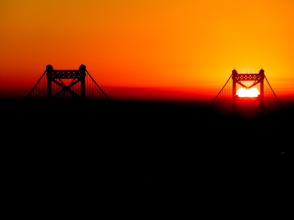 hora dourada sobre a ponte durante o pôr do sol