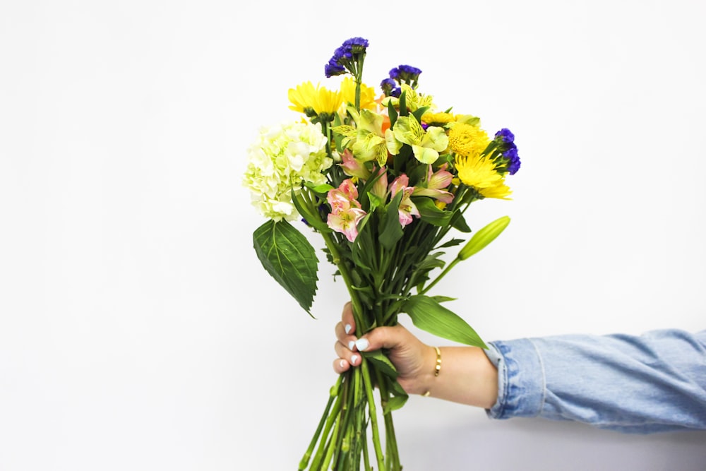 bouquet di fiori gialli e viola