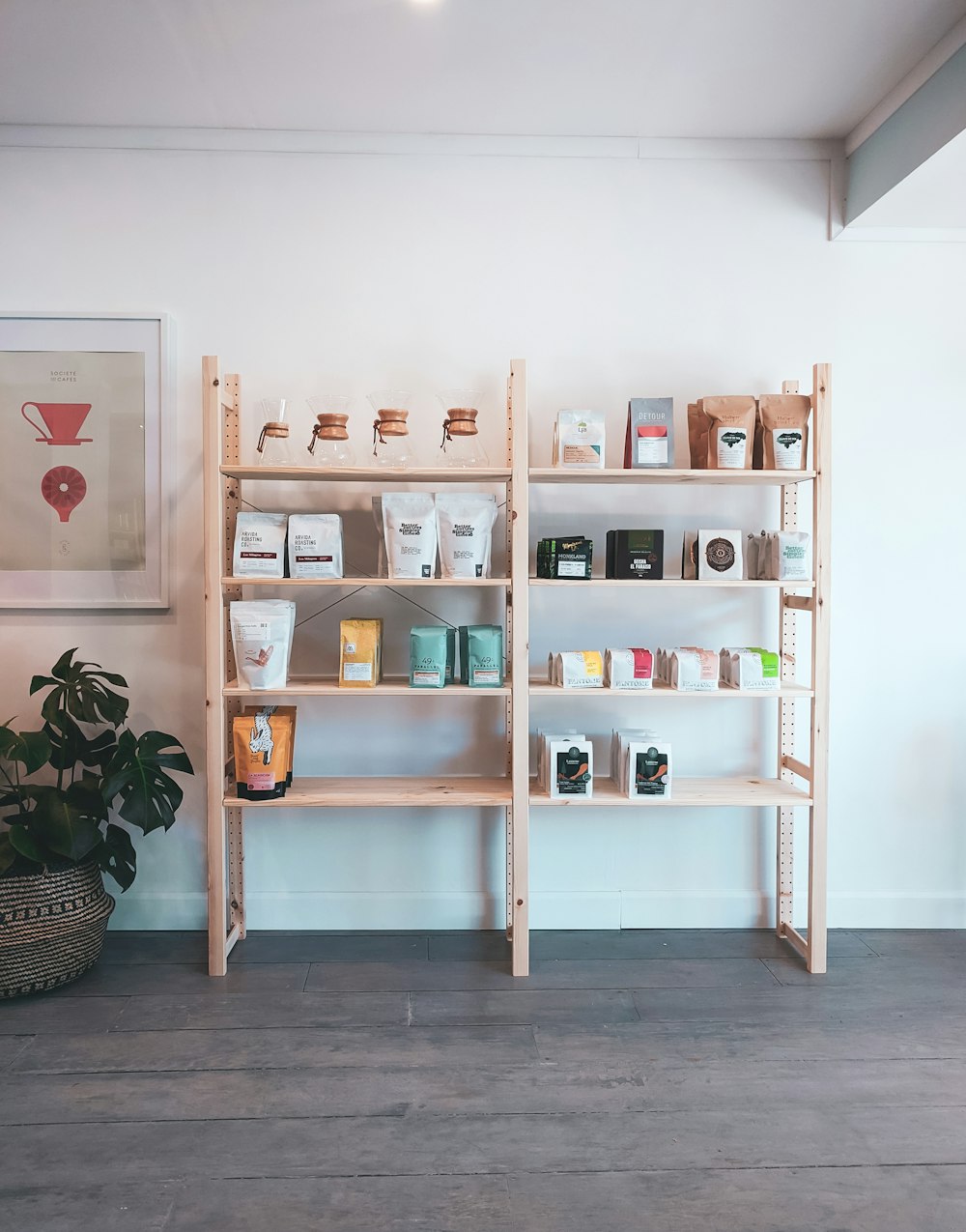 Étagère en bois marron avec livres et figurines