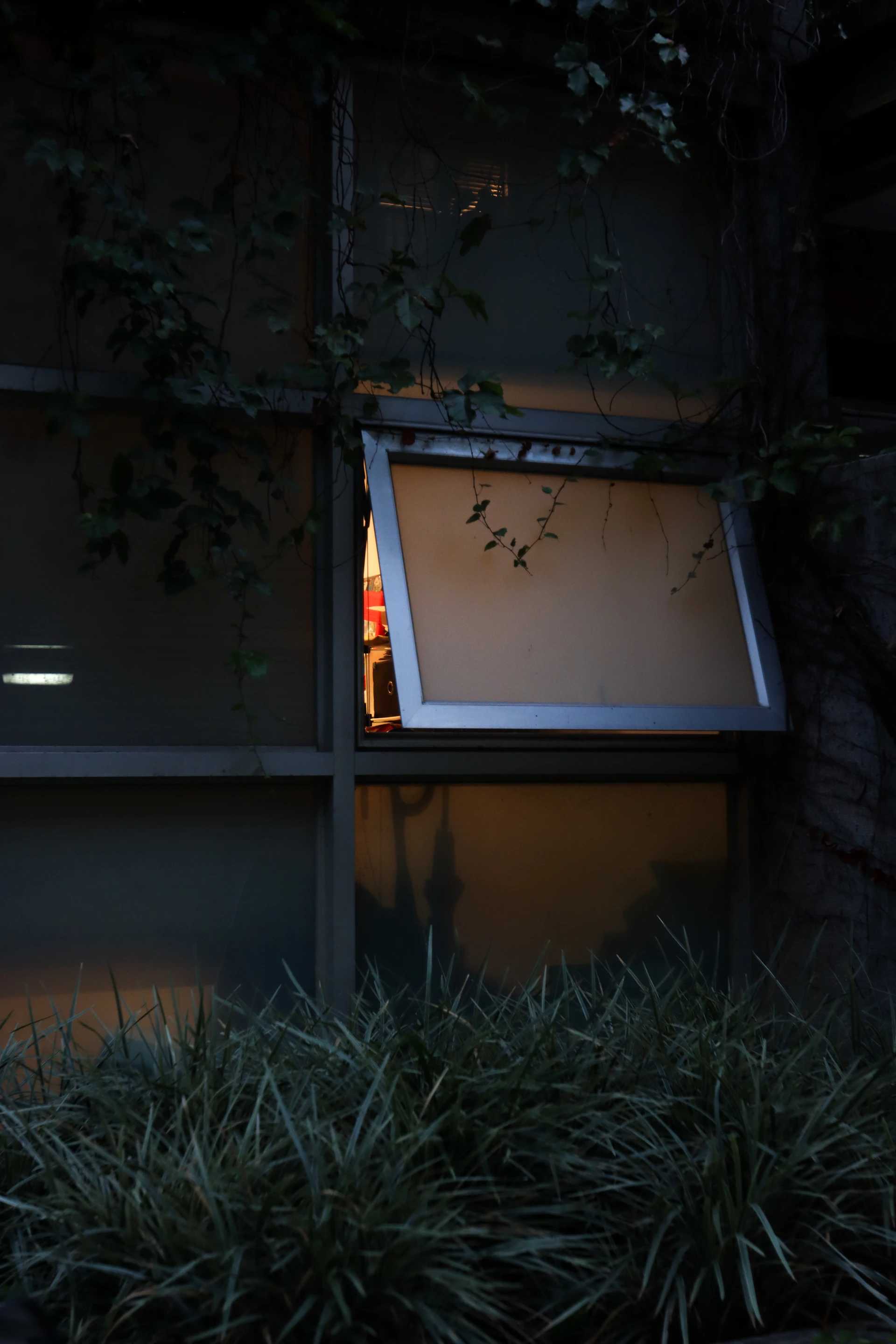 gray computer monitor