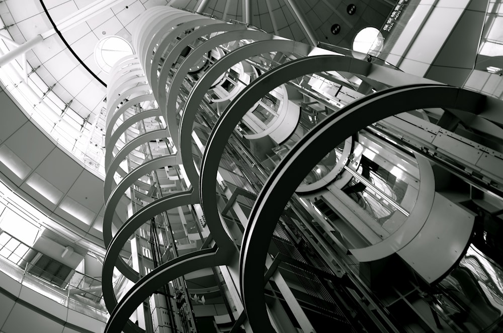 Escalera de caracol de metal blanco dentro del edificio