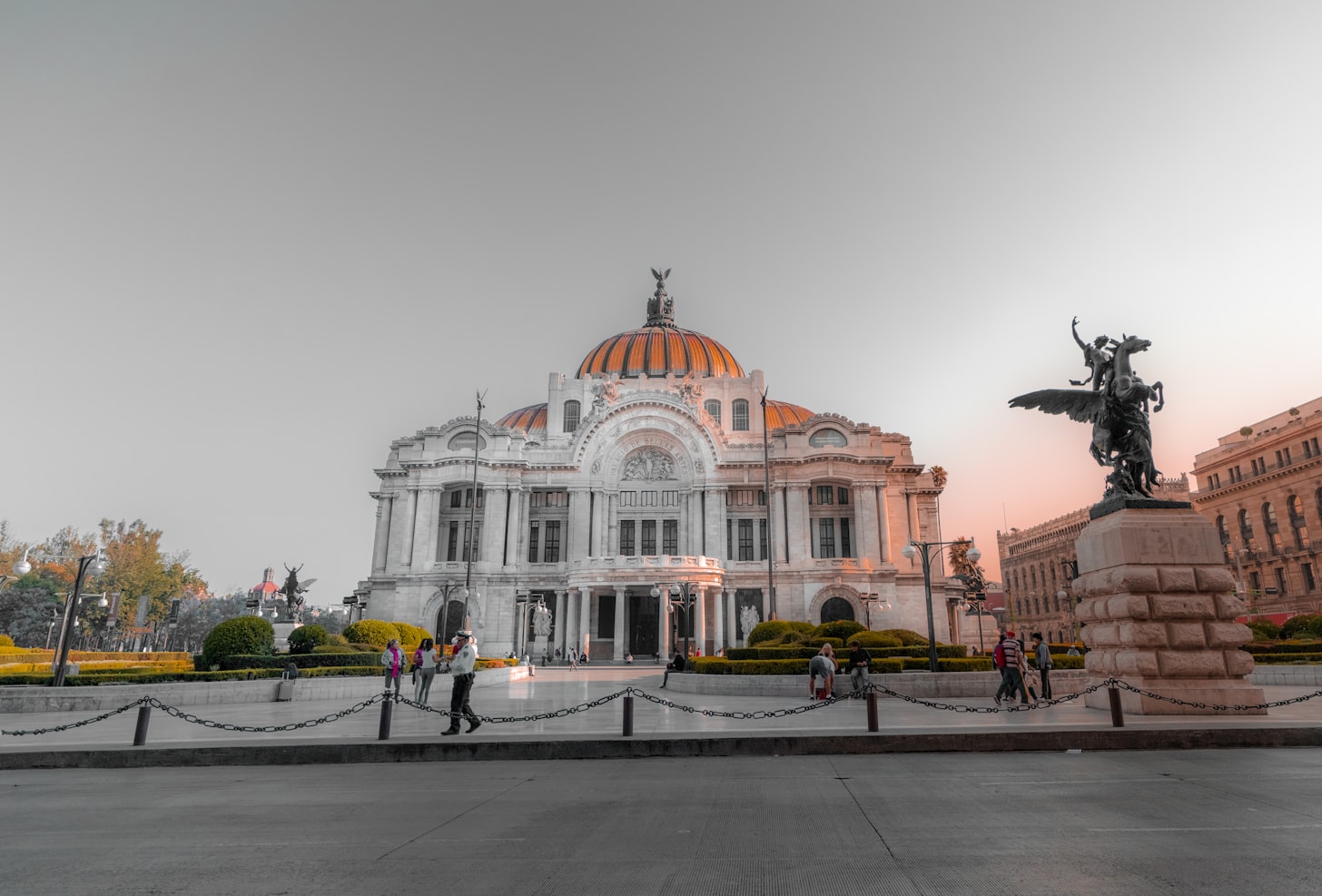 facciata del palacio de bellas artes a città del Messico al crepuscolo