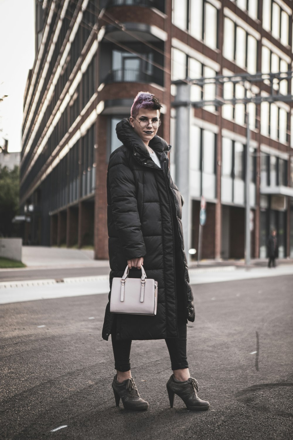 Foto mujer con abrigo negro sosteniendo un bolso de cuero blanco – Imagen  Esloveno gratis en Unsplash