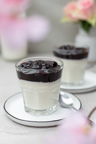 Panna cotta cendol dalam gelas dengan gula aren