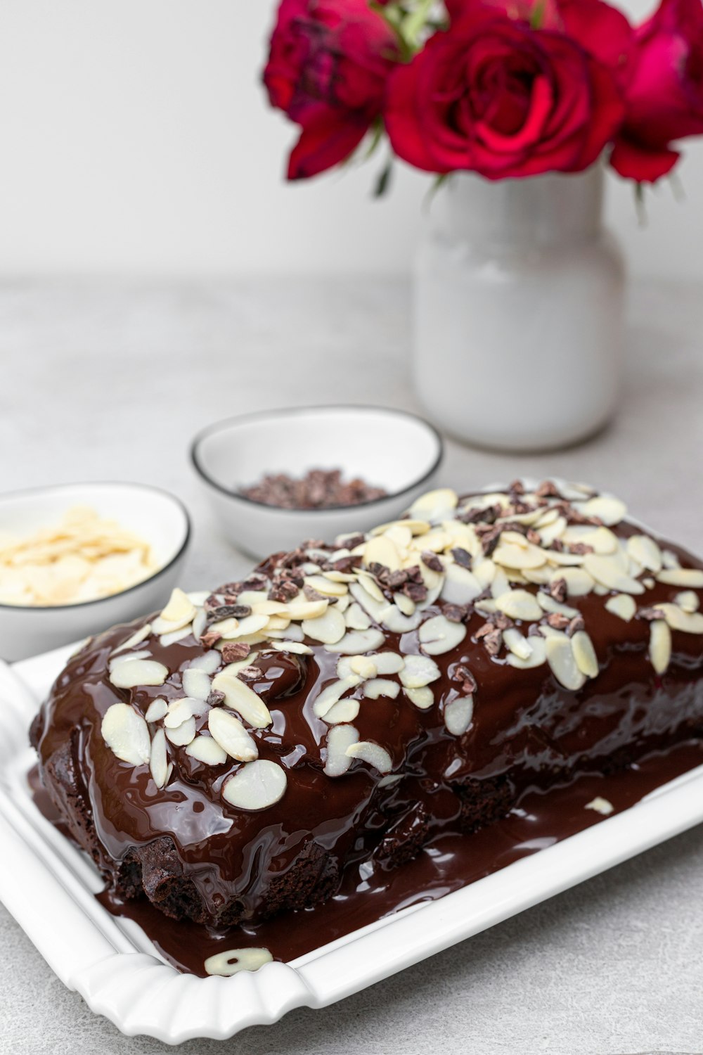 gâteau au chocolat sur assiette en céramique blanche