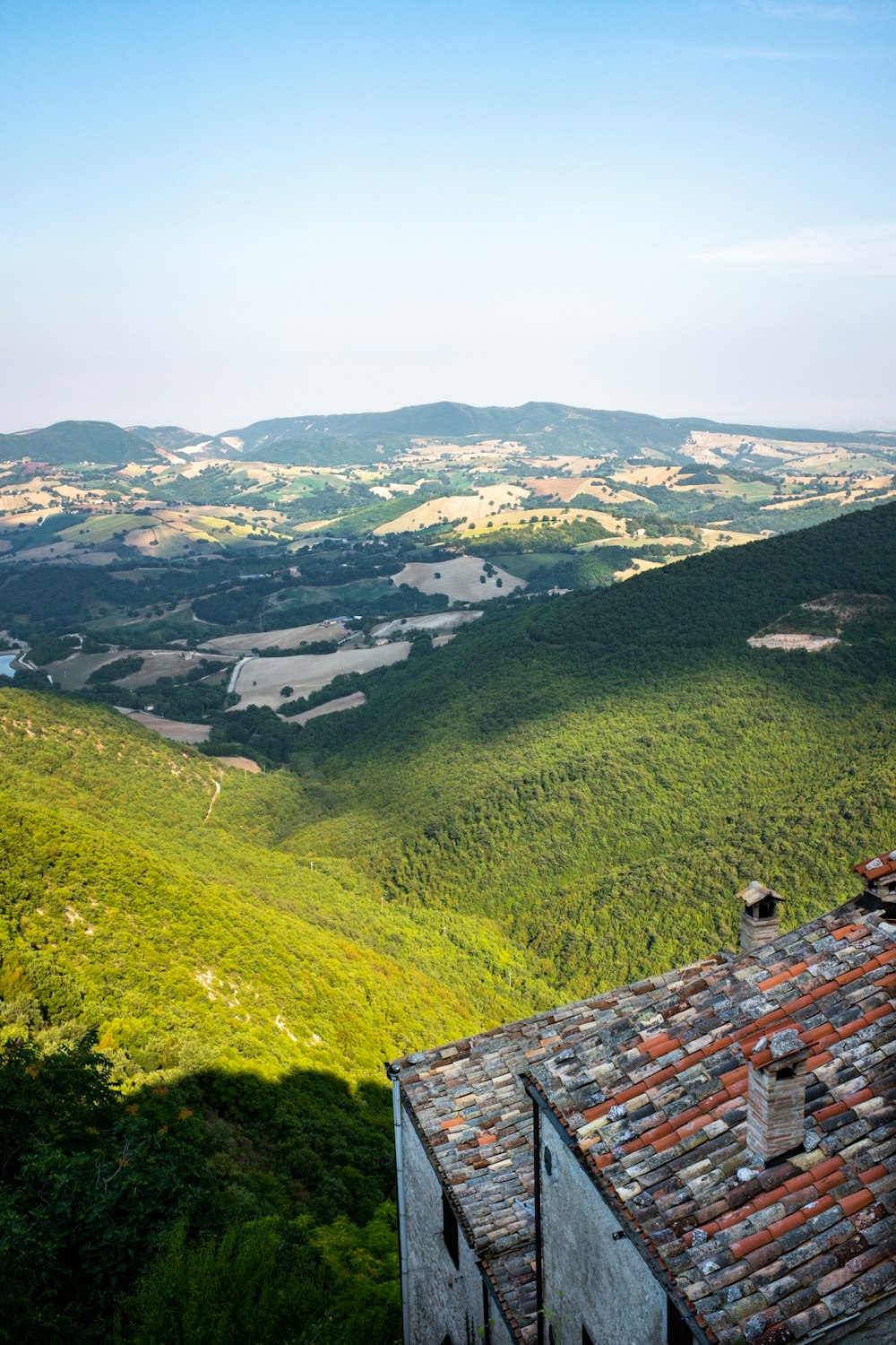 Vue aérienne des montagnes verdoyantes pendant la journée