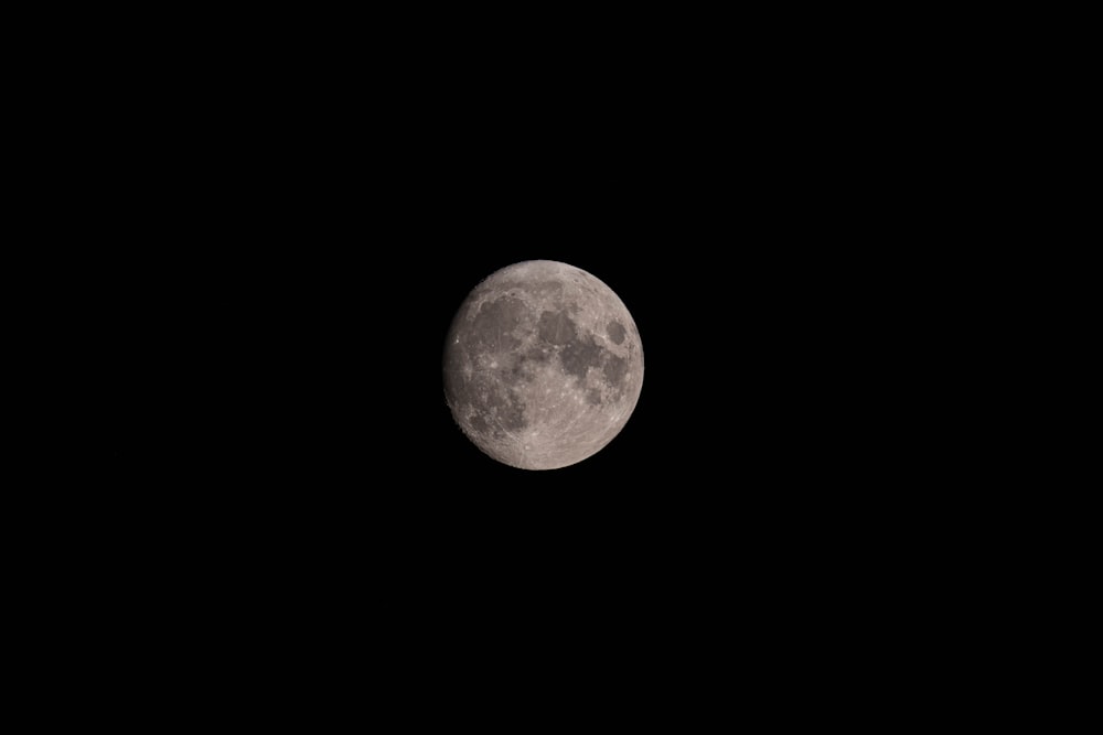 pleine lune dans le ciel nocturne sombre