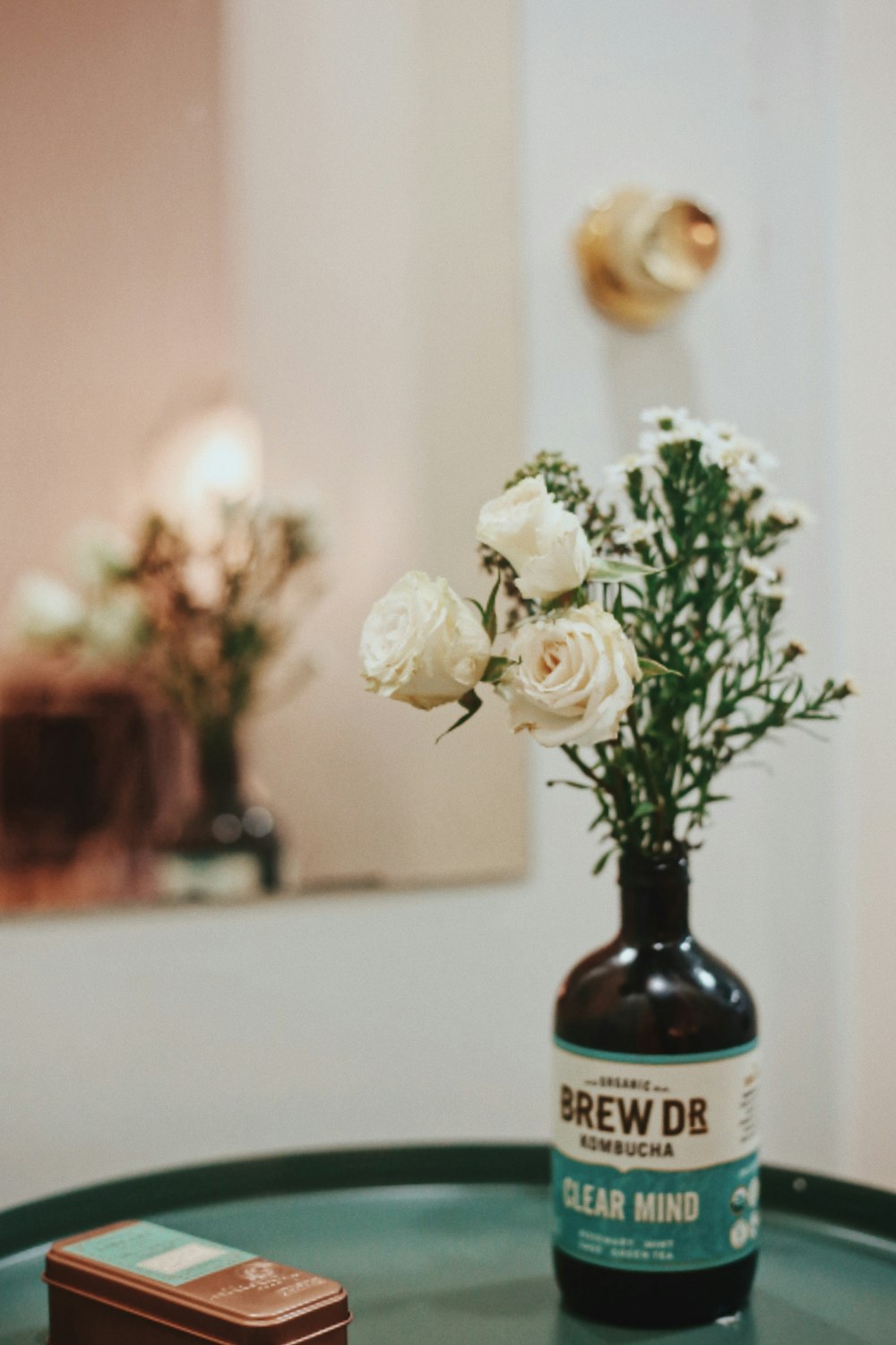 rose bianche in vaso di vetro nero