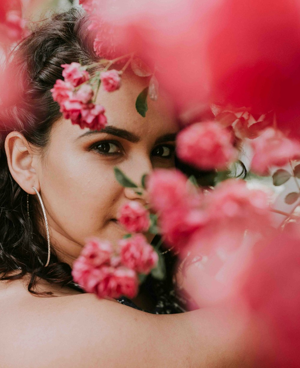 mulher com flores cor-de-rosa em sua cabeça