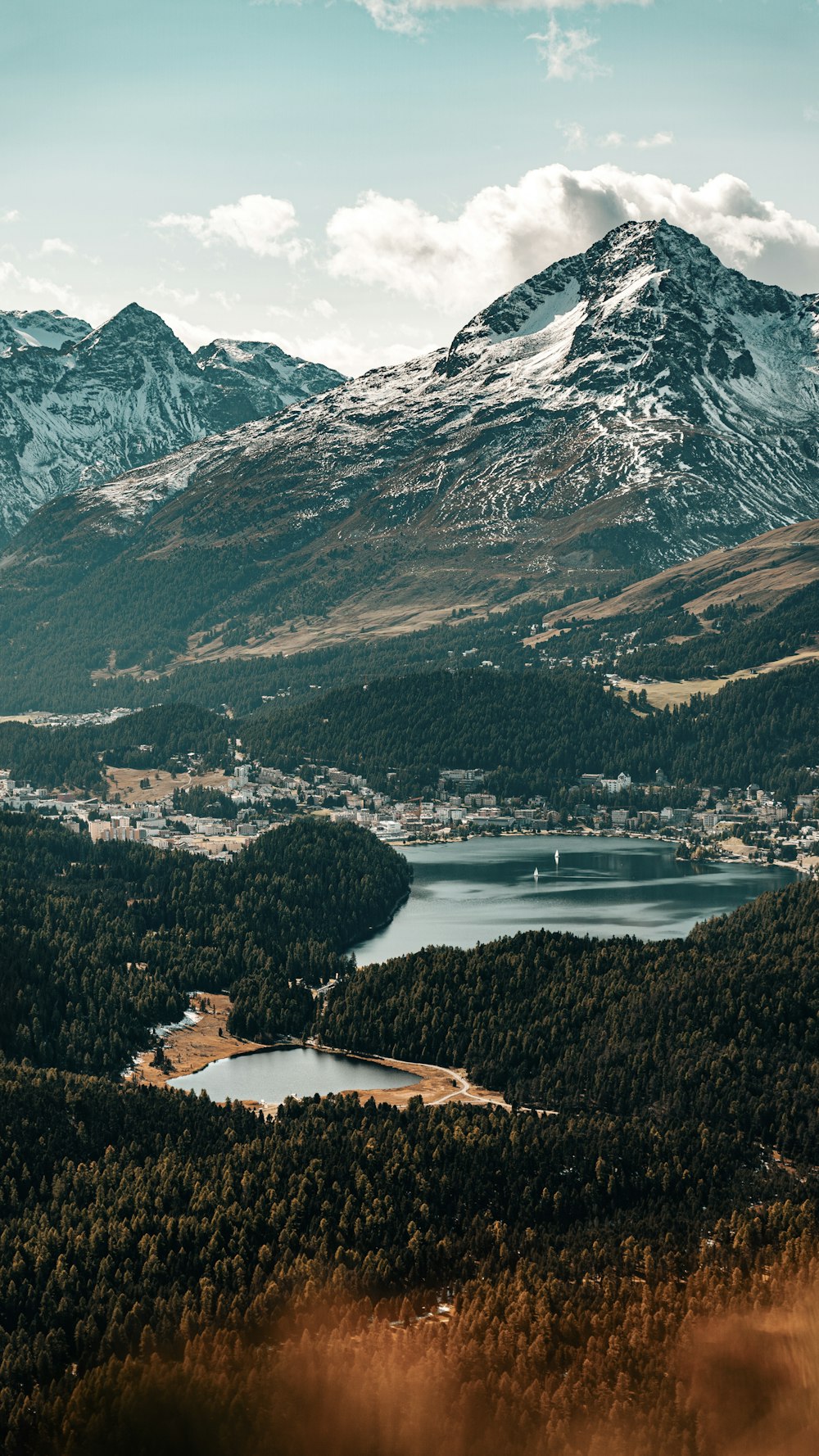 Lac au milieu de la forêt et des montagnes