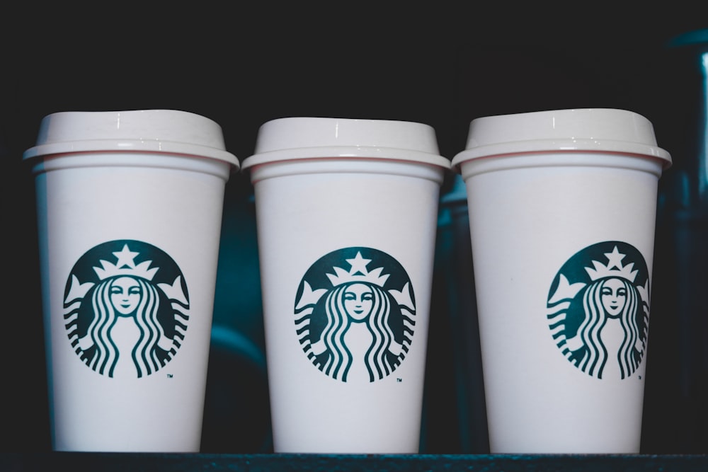 dois copos descartáveis brancos starbucks