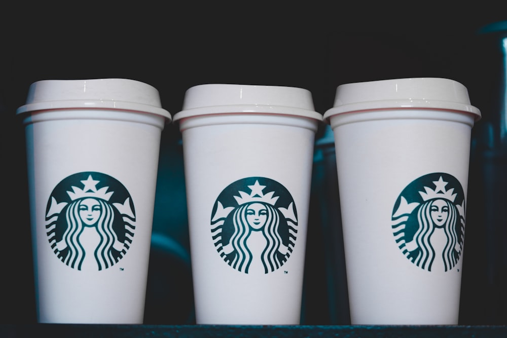Zwei weiße Starbucks-Einwegbecher