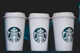 Starbucks Receives Mixed Analyst Ratings Amid Challenging Industry Data