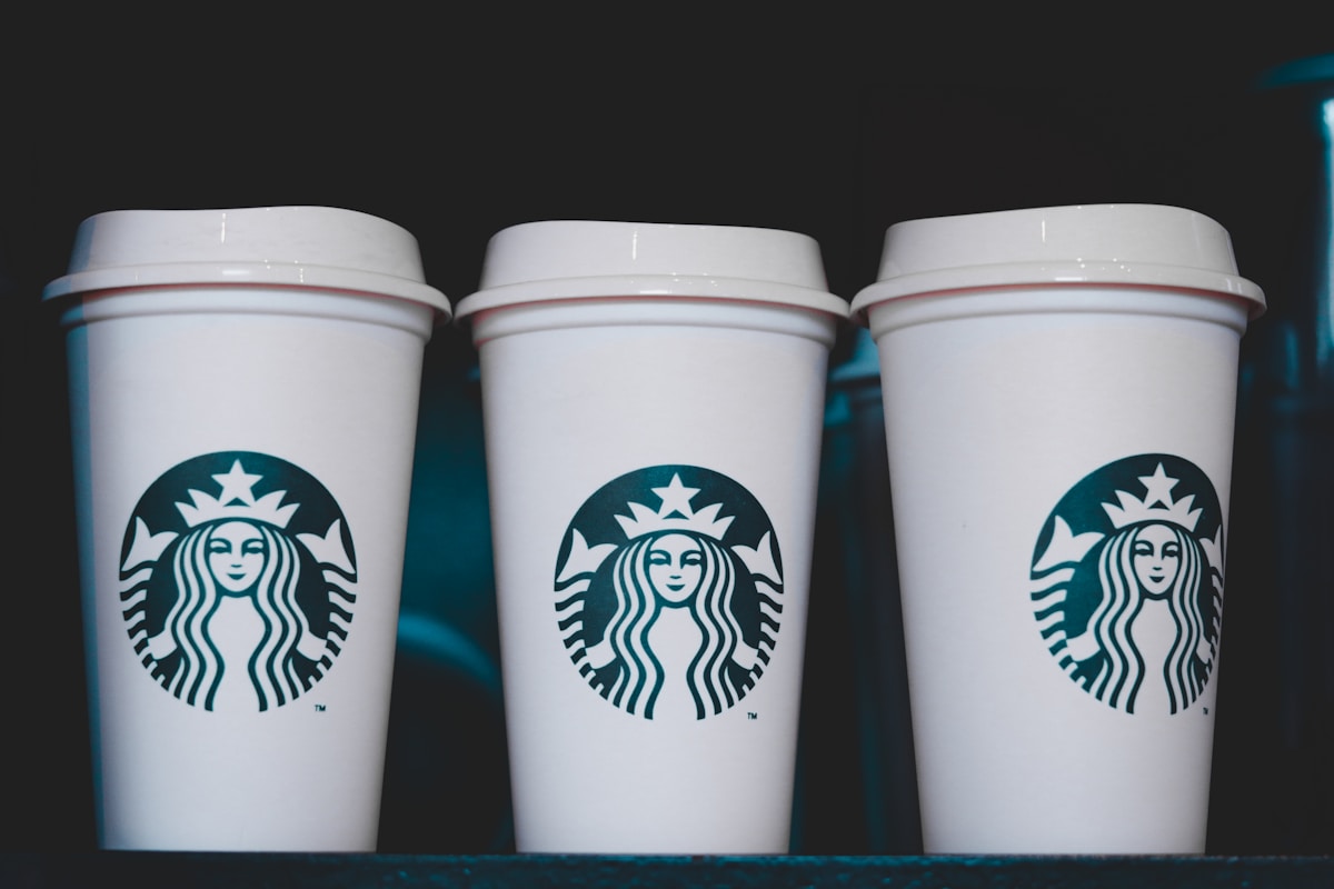 Starbucks Receives Mixed Analyst Ratings Amid Challenging Industry Data