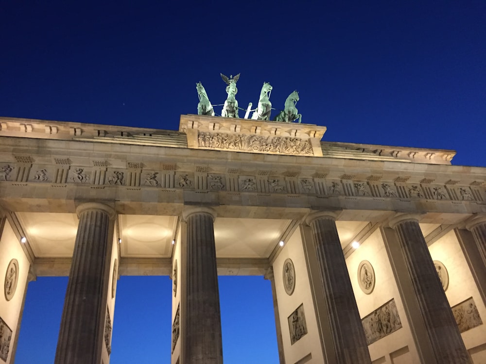 Weißes Betongebäude unter blauem Himmel tagsüber