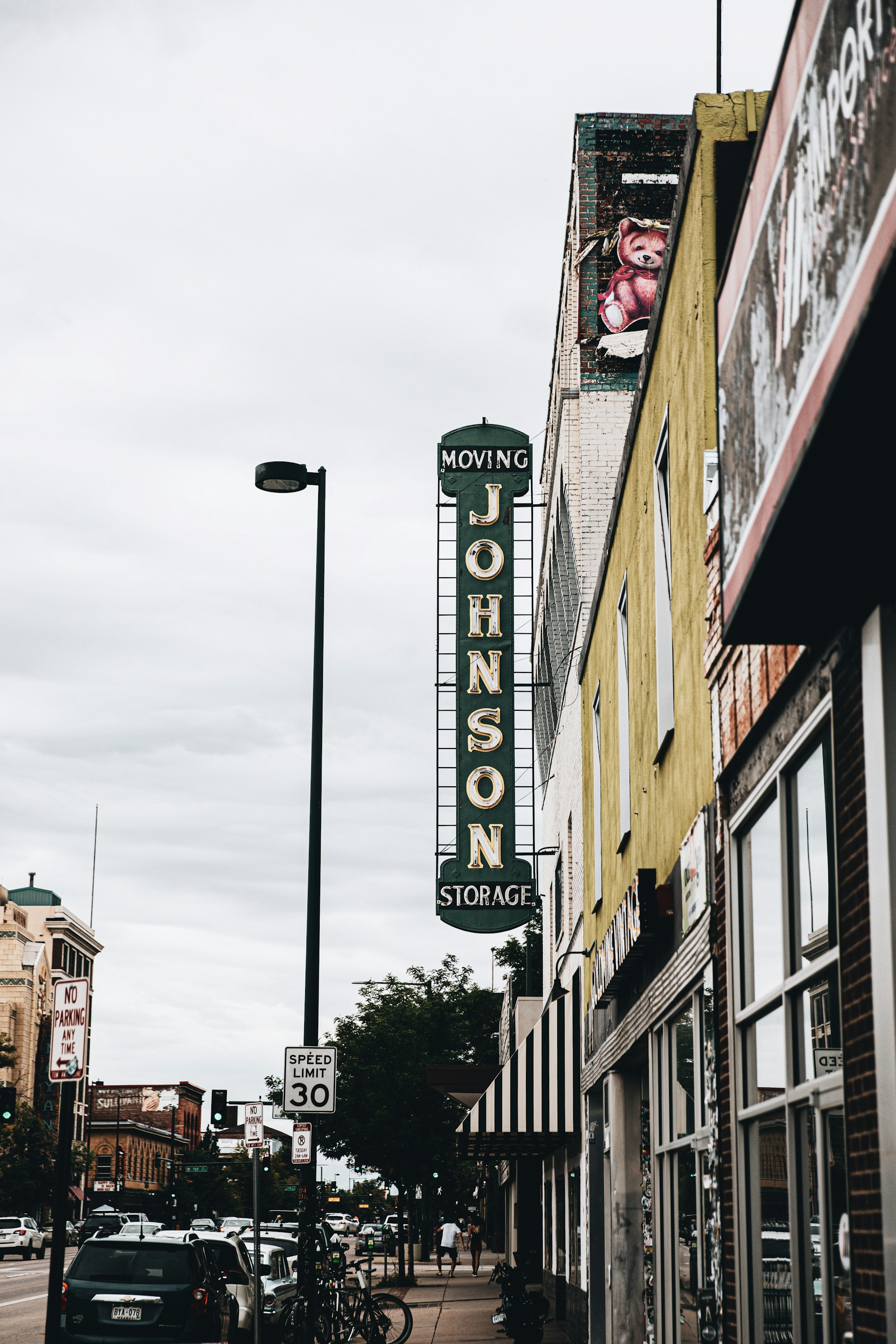 gray computer monitor