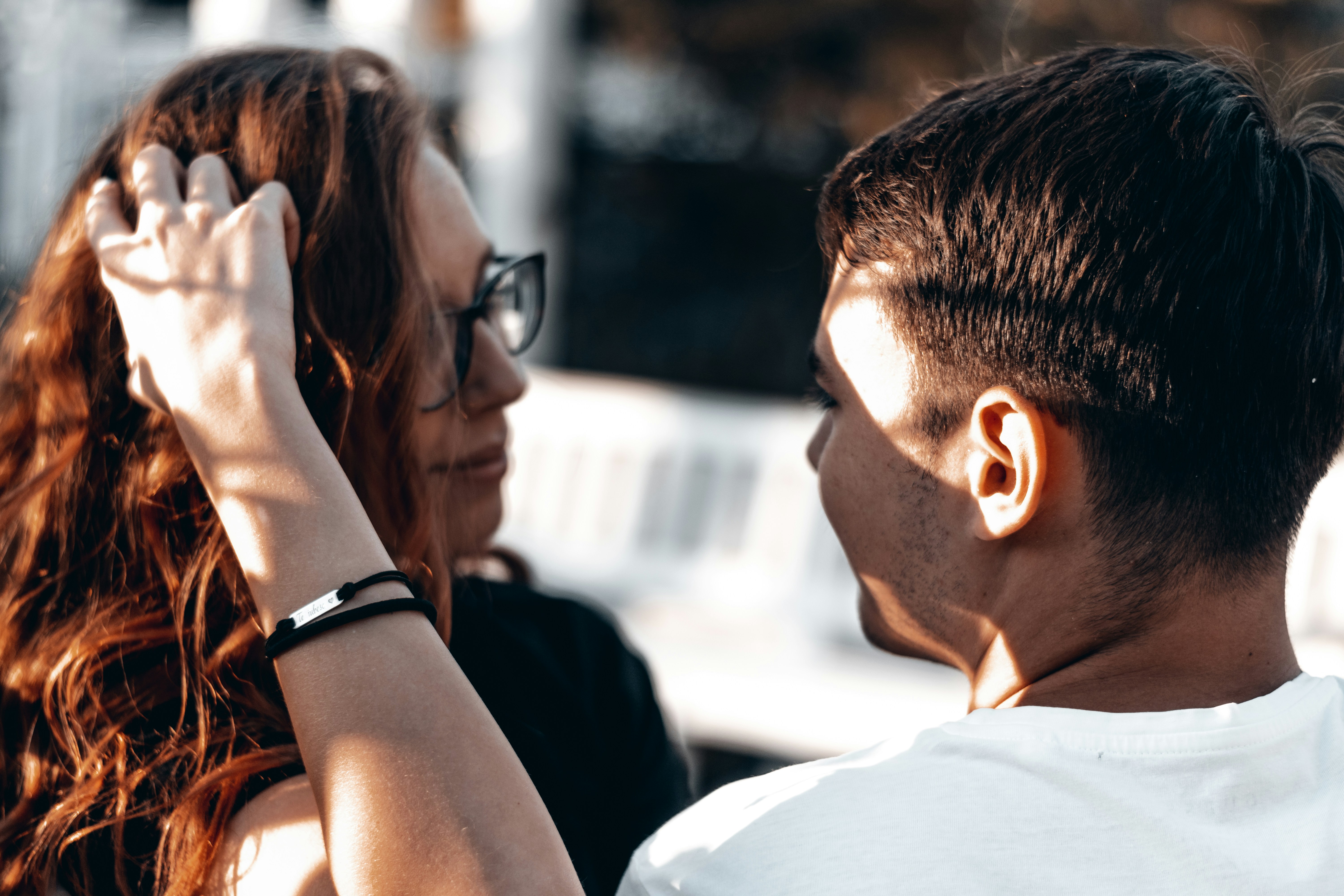 Flört eden bir çiftin birbirine olan ilgisini ve gizli duygularını ele veren beden dili hareketleri ve samimi bakışları.