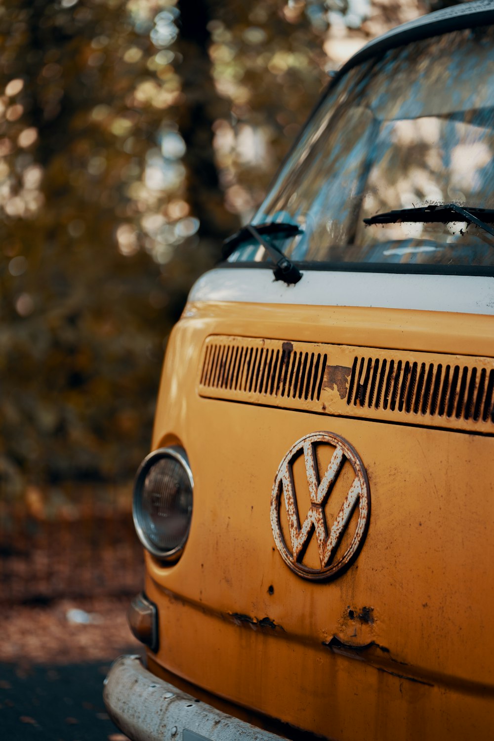 yellow volkswagen t-2 van