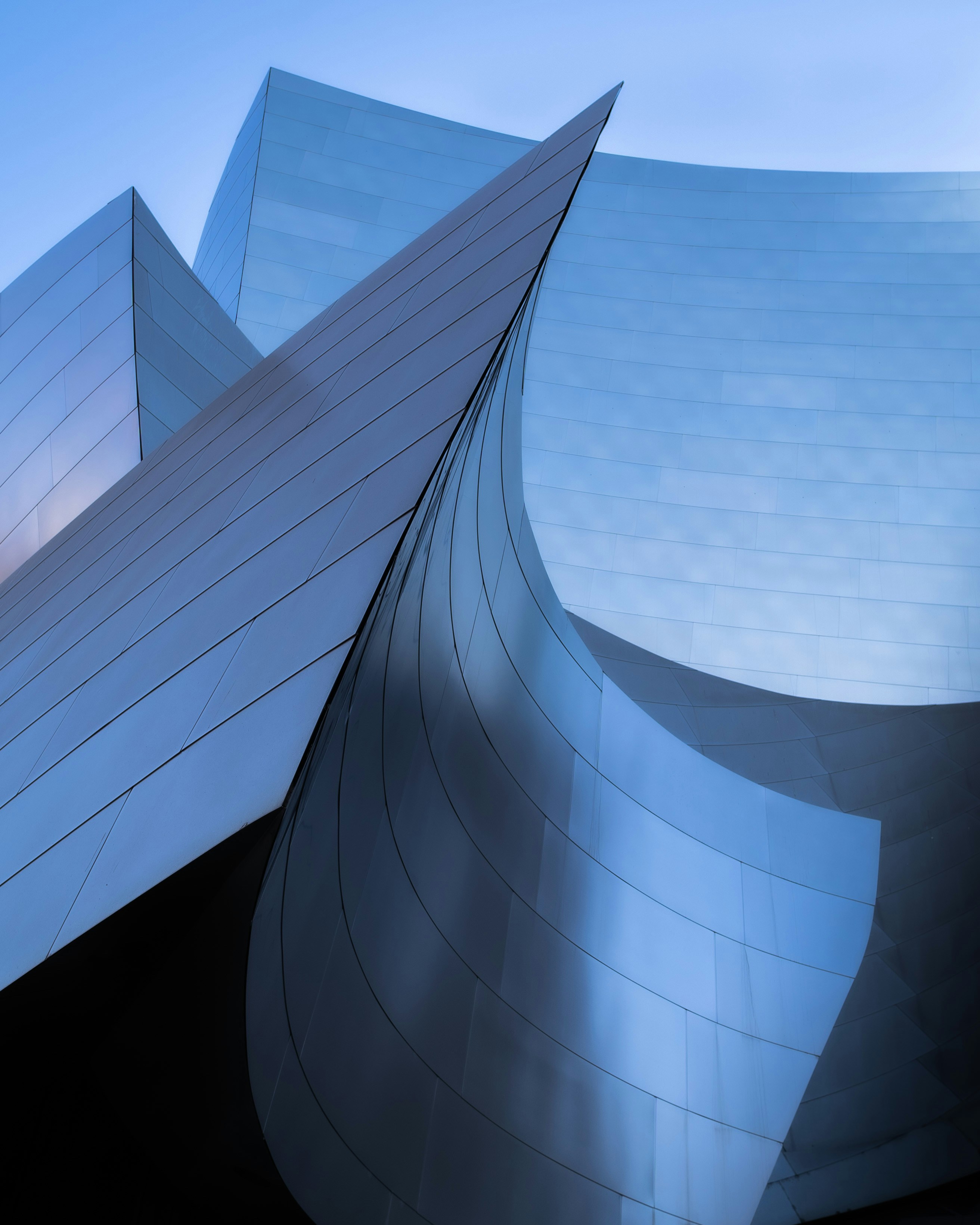 昼間の白いコンクリートの建物の写真 Unsplashで見つけるウォルト ディズニー コンサートホールの無料写真